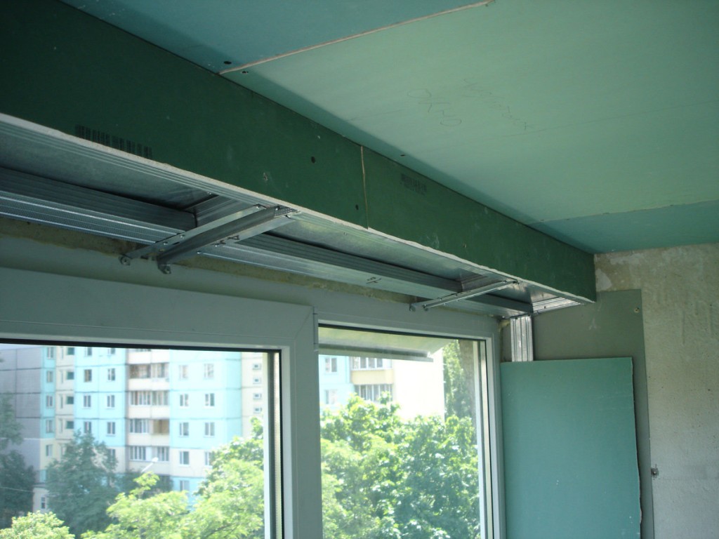 Decorarea tavanului din gips-carton pe balcon