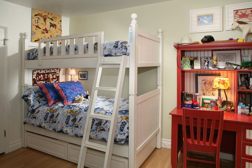 מיטת קומותיים מעץ בחדר בנים