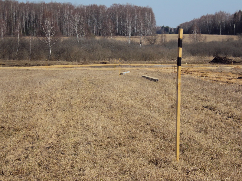 Landing posts on the border of the land