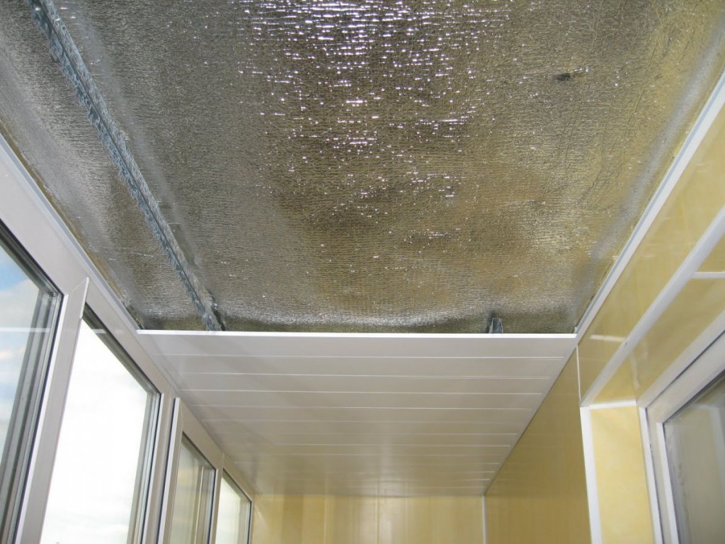 Pose de panneaux PVC au plafond du balcon
