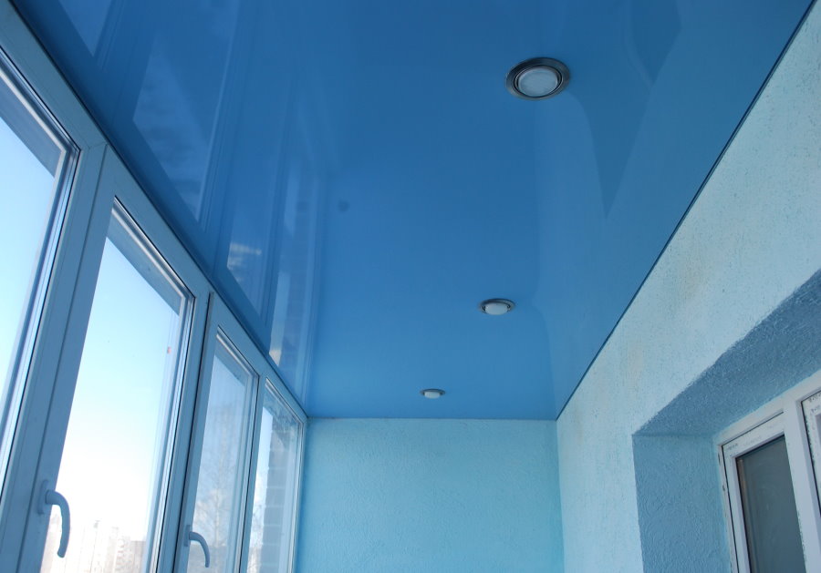 Plafond tendu bleu sur un balcon chaleureux
