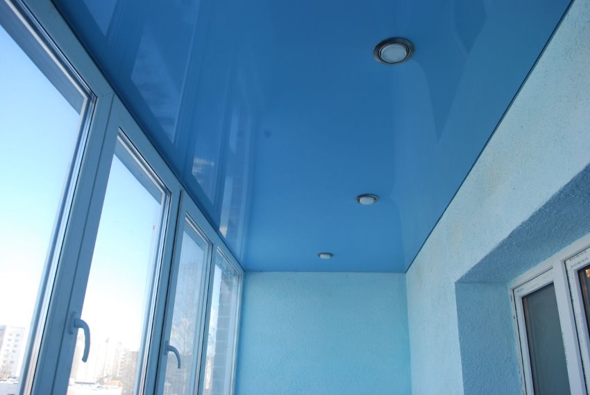 سقف تمتد الأزرق على شرفة الشقة
