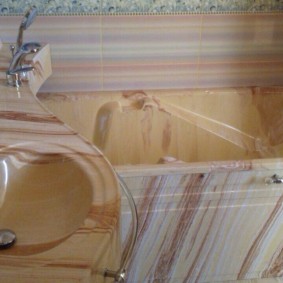 כיור מעל צילום הפנים בחדר האמבטיה