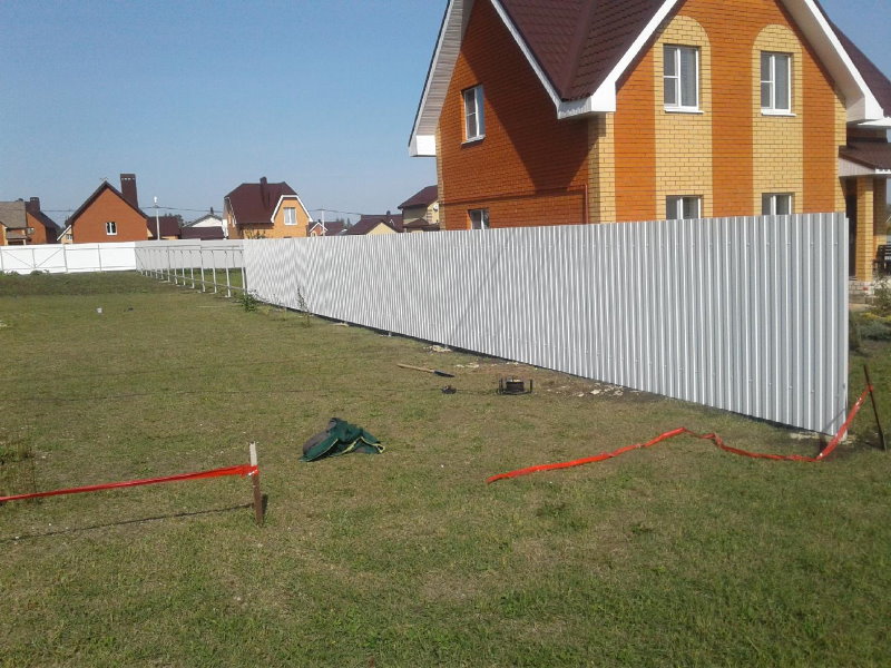 Markering av staketets installationsplatser i ett nytt område