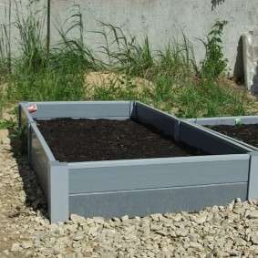 Γόνιμο χώμα σε ορθογώνιο πλαστικό κρεβάτι