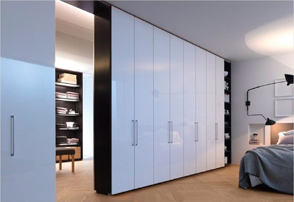 Wardrobe partition with a passage to another room