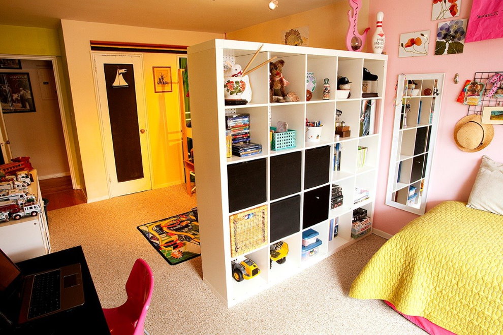Separation of the shelving space of the children's room
