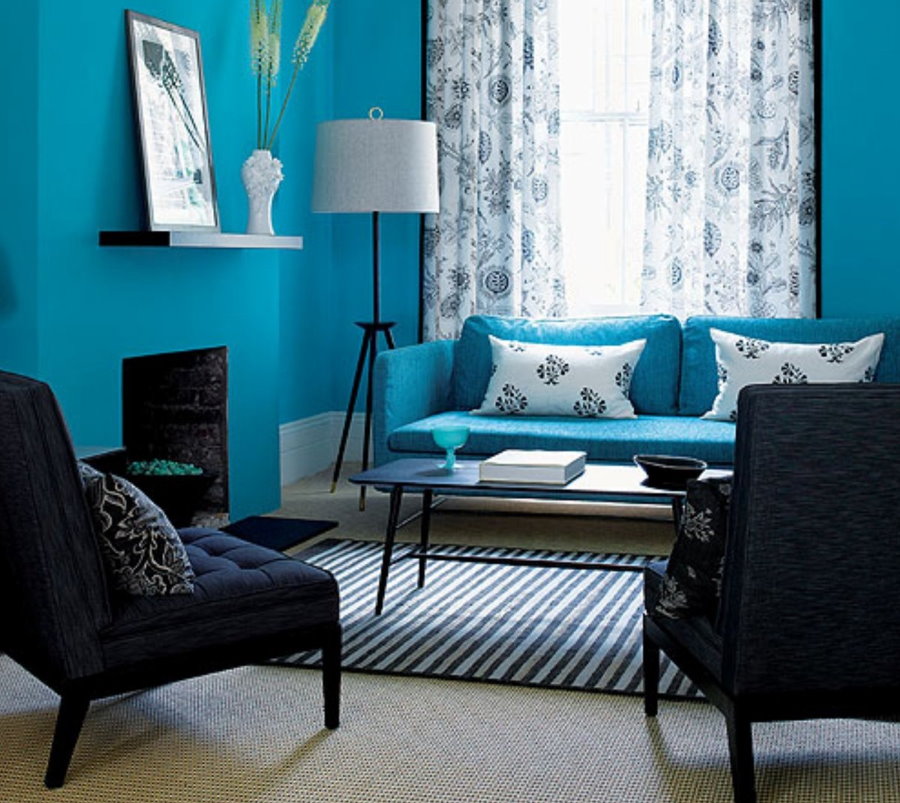 غرفة معيشة صغيرة زرقاء