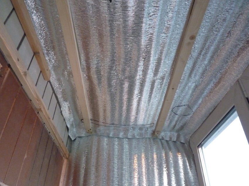 Insulation of the ceiling of the balcony with penofol